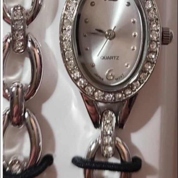 Avon Quartz sparkling watch and bracelet set silverstone - Picture 4 of 4